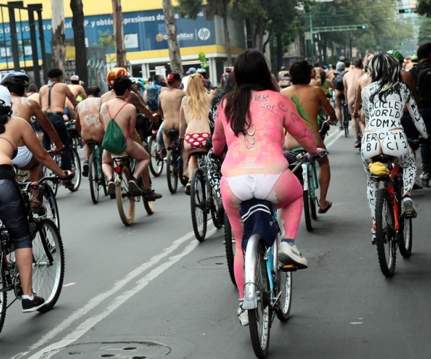 Pasean ciclistas al desnudo en CDMX Pasean ciclistas al desnudo en CDMX