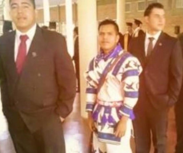 Se gradúa como Ingeniero, en traje típico huichol