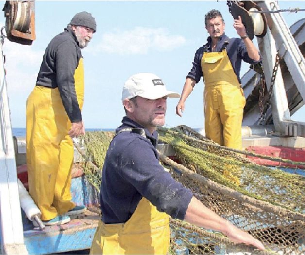 2. Pescar las botellas para hacer ropa