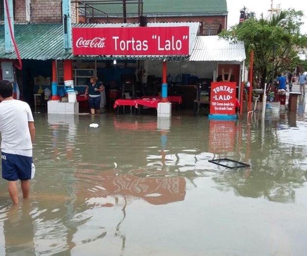Genera caos torrencial lluvia en la zona sur