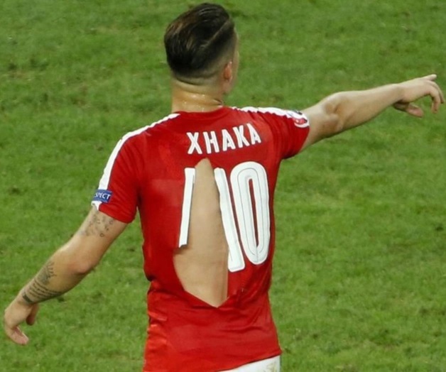 Suiza bromea por las camisetas rotas de Puma