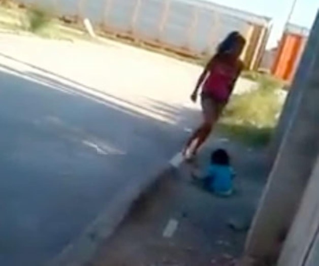 VIDEO: Captan a madre golpeando a su hijo y conmociona a neolaredenses VIDEO: Captan a madre golpeando a su hijo y conmociona a neolaredenses