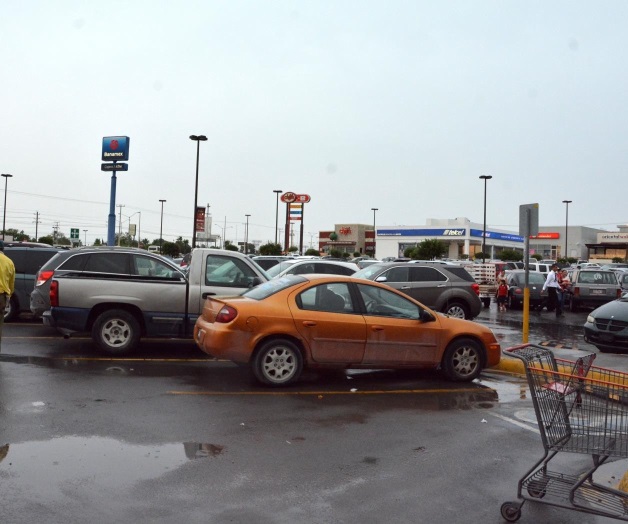 Roban auto a mesero en estacionamiento