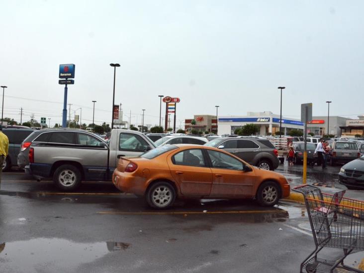Roban auto a mesero en estacionamiento Roban auto a mesero en estacionamiento