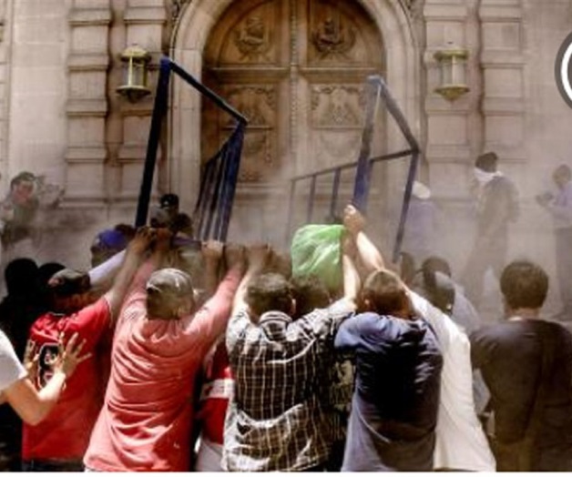Vandalizan puertas yPalacio de Gobierno