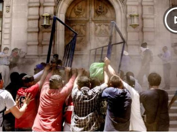 Vandalizan puertas yPalacio de Gobierno Vandalizan puertas yPalacio de Gobierno
