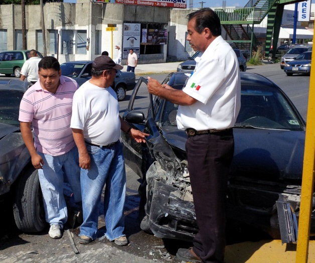 Arroja cuantiosos daños aparatoso encontronazo Arroja cuantiosos daños aparatoso encontronazo