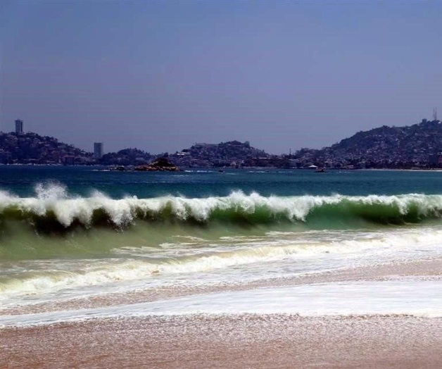 Arrastra ola a 10 turistas en Acapulco