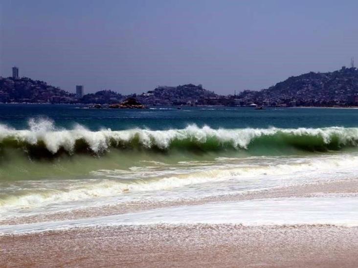 Arrastra ola a 10 turistas en Acapulco Arrastra ola a 10 turistas en Acapulco