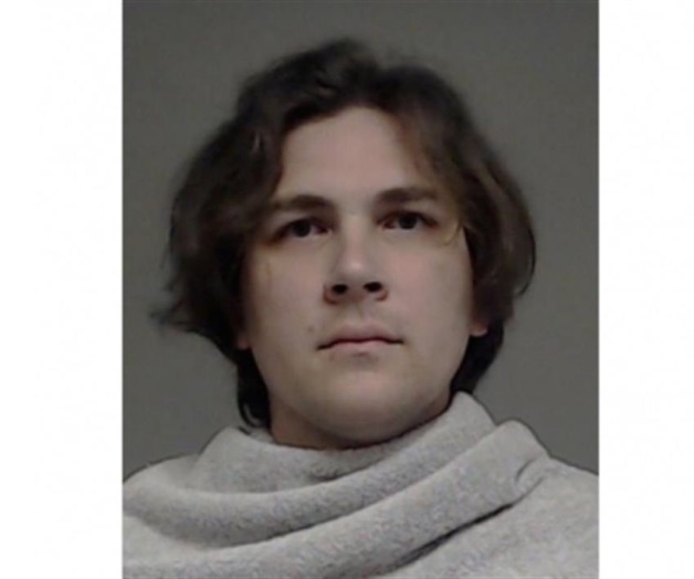 Olvida a su hija en el refrigerador y muere