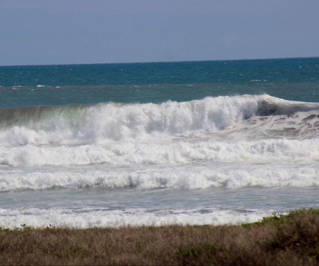 Por mar de fondo mantienen alerta en Acapulco