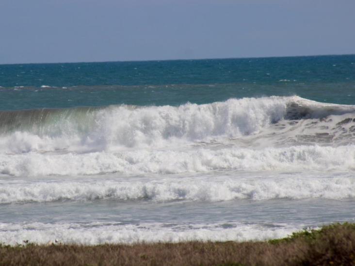Por mar de fondo mantienen alerta en Acapulco Por mar de fondo mantienen alerta en Acapulco