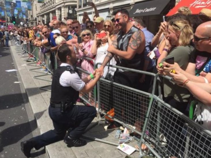 El momento en que un policía pide matrimonio a su novio durante el Orgullo Gay de Londres El momento en que un policía pide matrimonio a su novio durante el Orgullo Gay de Londres