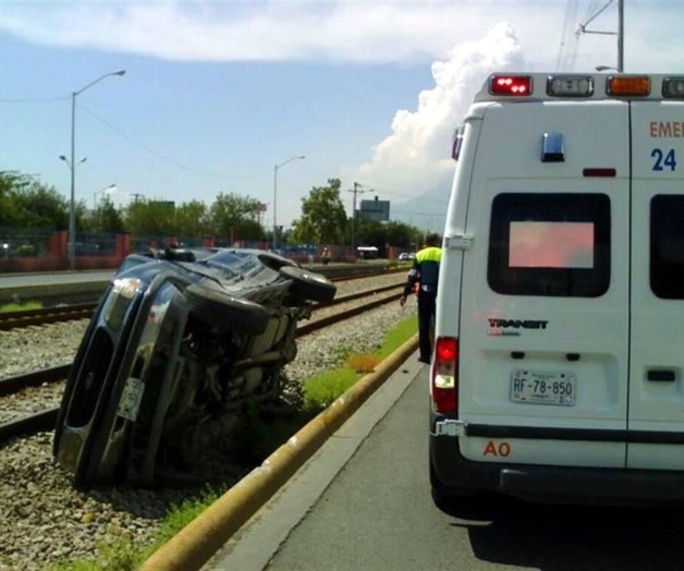 Vuelca camioneta tras chocar con auto