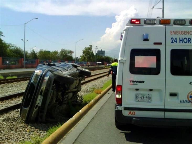 Vuelca camioneta tras chocar con auto Vuelca camioneta tras chocar con auto