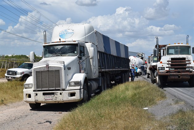 Escapa taxista de morir aplastado Escapa taxista de morir aplastado