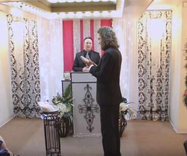 Viajó a Las Vegas para casarse con su celular