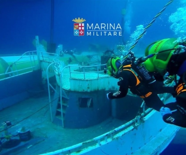 Recuperan restos de barco que naufragó con 700 personas