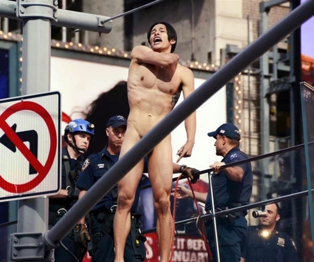 Exige hombre desnudo cita con Trump