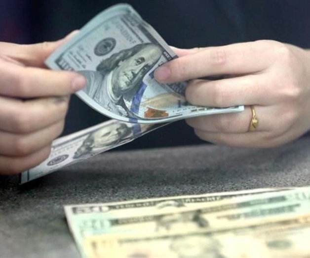 Baja dólar en junio; cierra en $18.59