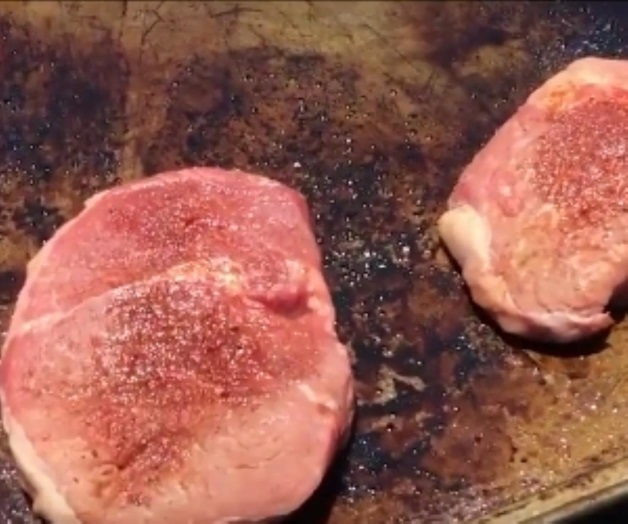 VIDEO Jóvenes aprovechan intensa ola de calor para cocinar carne en la calle