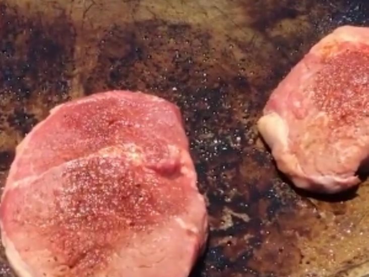 VIDEO Jóvenes aprovechan intensa ola de calor para cocinar carne en la calle VIDEO Jóvenes aprovechan intensa ola de calor para cocinar carne en la calle