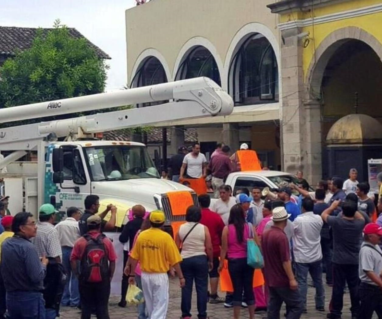 Liberan en Puebla a empleados de CFE