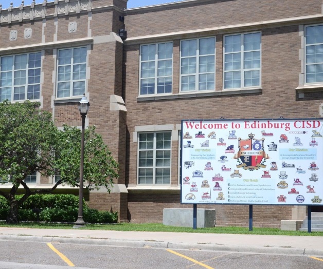 Circula entre estudiantes  foto de directora desnuda