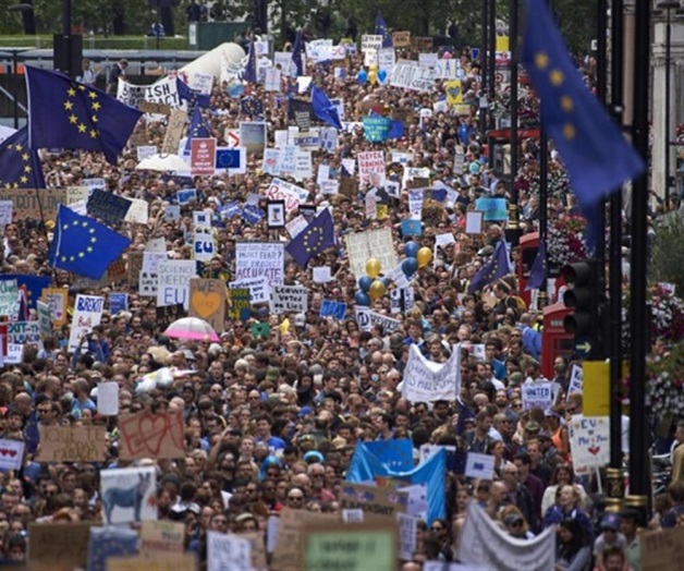 Miles de británicos protestan en Londres en rechazo al Brexit