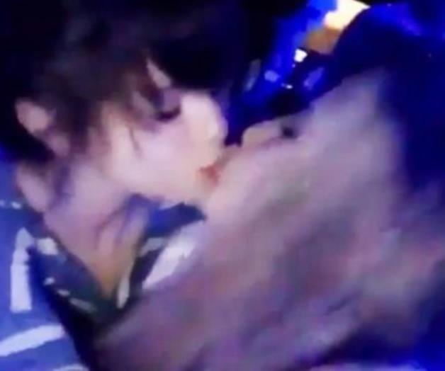 VIDEO: Selena Gomez es captada besando a una mujer