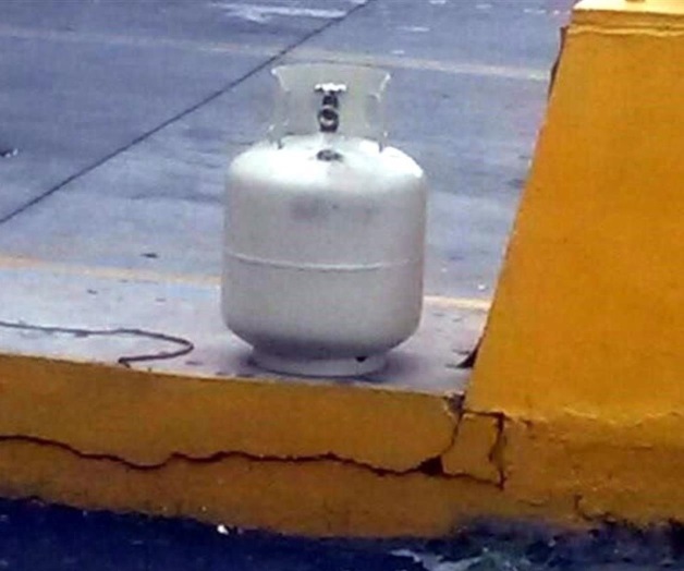 Abandonan tanque con pólvora y mecha