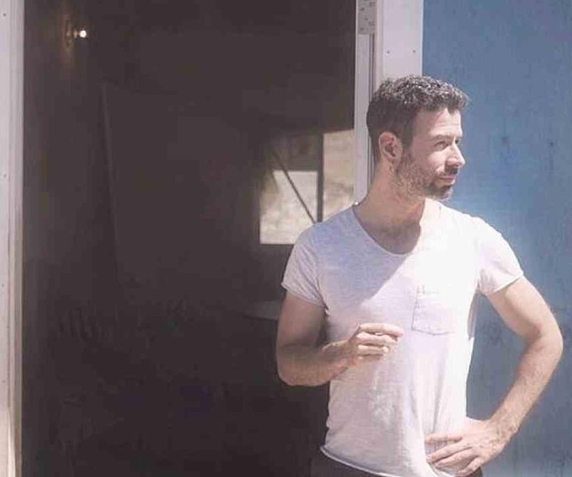 Cineasta mexicano dirige a White Lies en locaciones de Tijuana