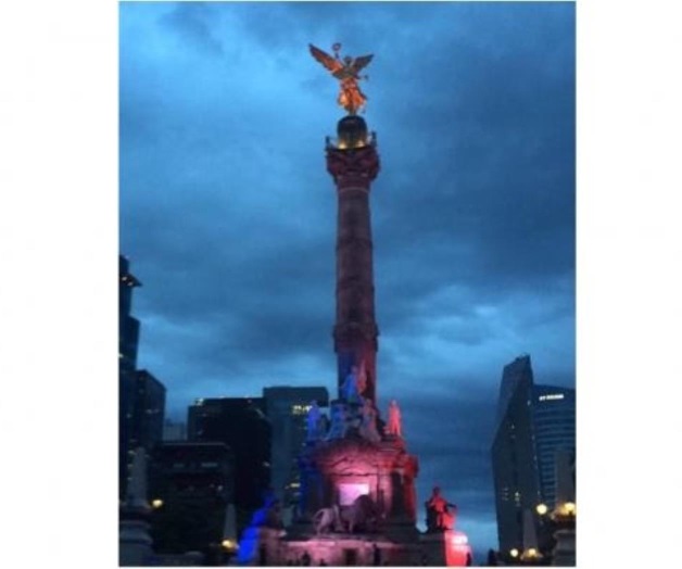Ángel de la Independencia se ilumina con los colores de Francia