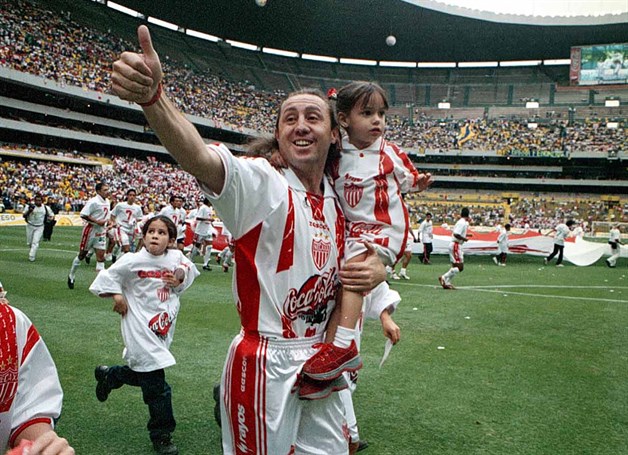 EL ÚLTIMO ÍDOLO DEL NECAXA; Un rayo tatuó el alma y la vida a Alex Aguinaga EL ÚLTIMO ÍDOLO DEL NECAXA; Un rayo tatuó el alma y la vida a Alex Aguinaga