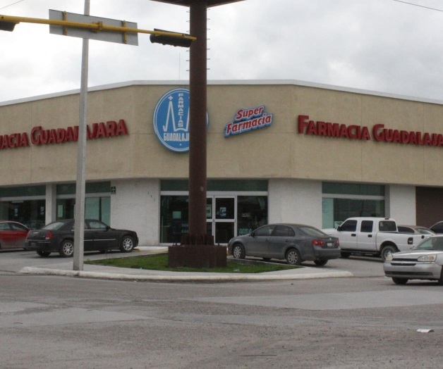 Asalta pareja armada farmacia; roban $22 mil