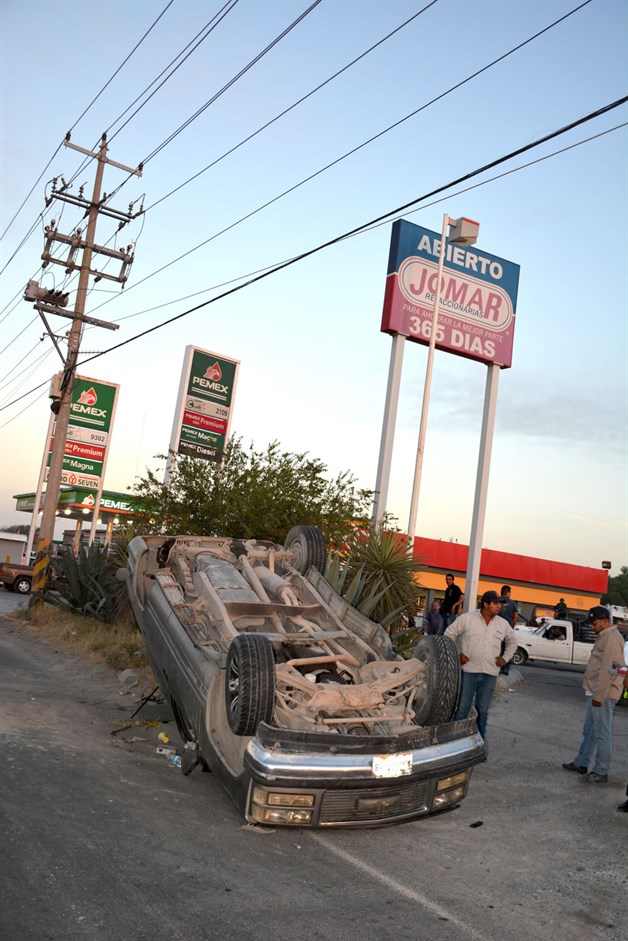 Vuelca camioneta tras chocar contra un taxi