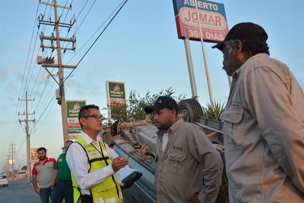 Vuelca camioneta tras chocar contra un taxi