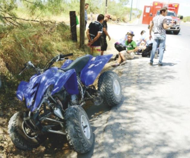 Dos jóvenes heridos al chocar en  cuatrimoto contra un auto