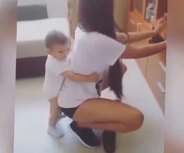 VIDEO: Madre hace twerking a su bebé y enfurece redes sociales VIDEO: Madre hace twerking a su bebé y enfurece redes sociales