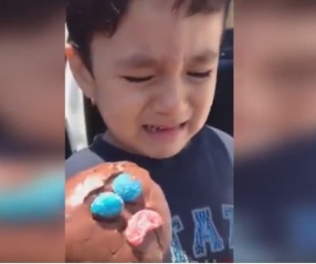 VIDEO: Niño llora porque su Paleta Payaso tiene carita triste