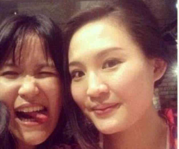 VIDEO: Graban momento exacto ¡en que envenena a su amiga con cianuro!