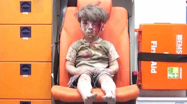 Niño sobreviviente estremece al mundo; Fue rescatado de entre los escombros en Siria