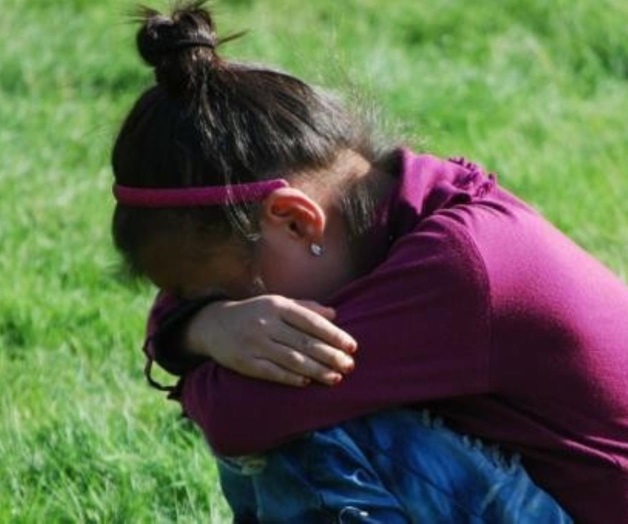 La desgarradora historia de la niña que creía llamarse Idiota por el maltrato de sus padres (VIDEO)