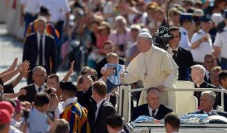 El Papa Francisco canceló un discurso que tenía previsto ofrecer en su audiencia general y en lugar de ello oró junto a la multitud porlas víctimas y sobrevivientes del sismo.