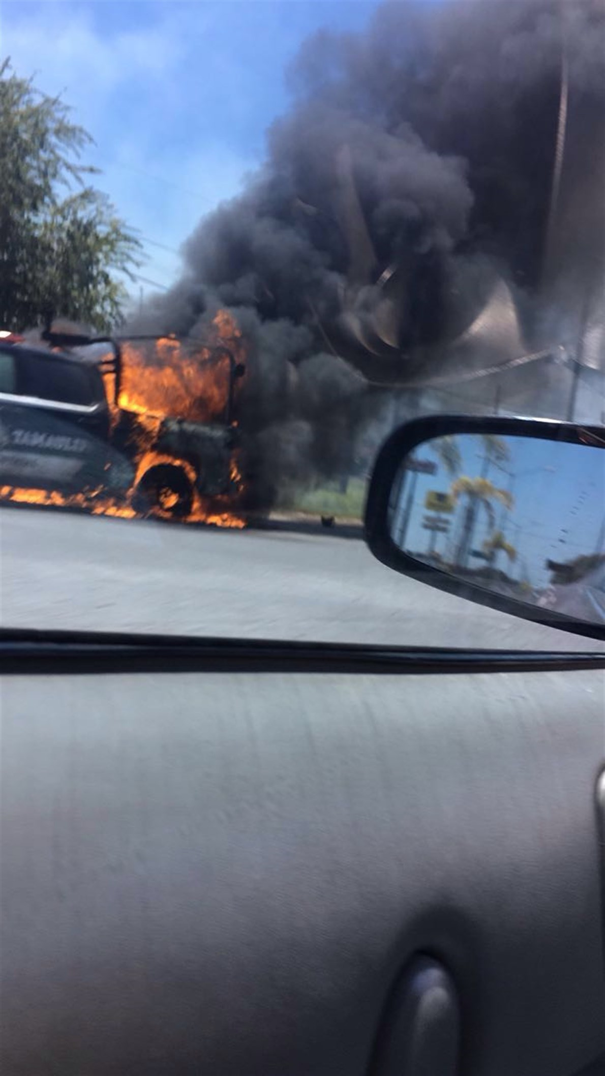 En llamas. Durante el enfrentamiento el grupo armado disparó en repetidas ocasiones contra una patrulla, originándose un incendio debido a contenedores con gasolina que traían en la caja.