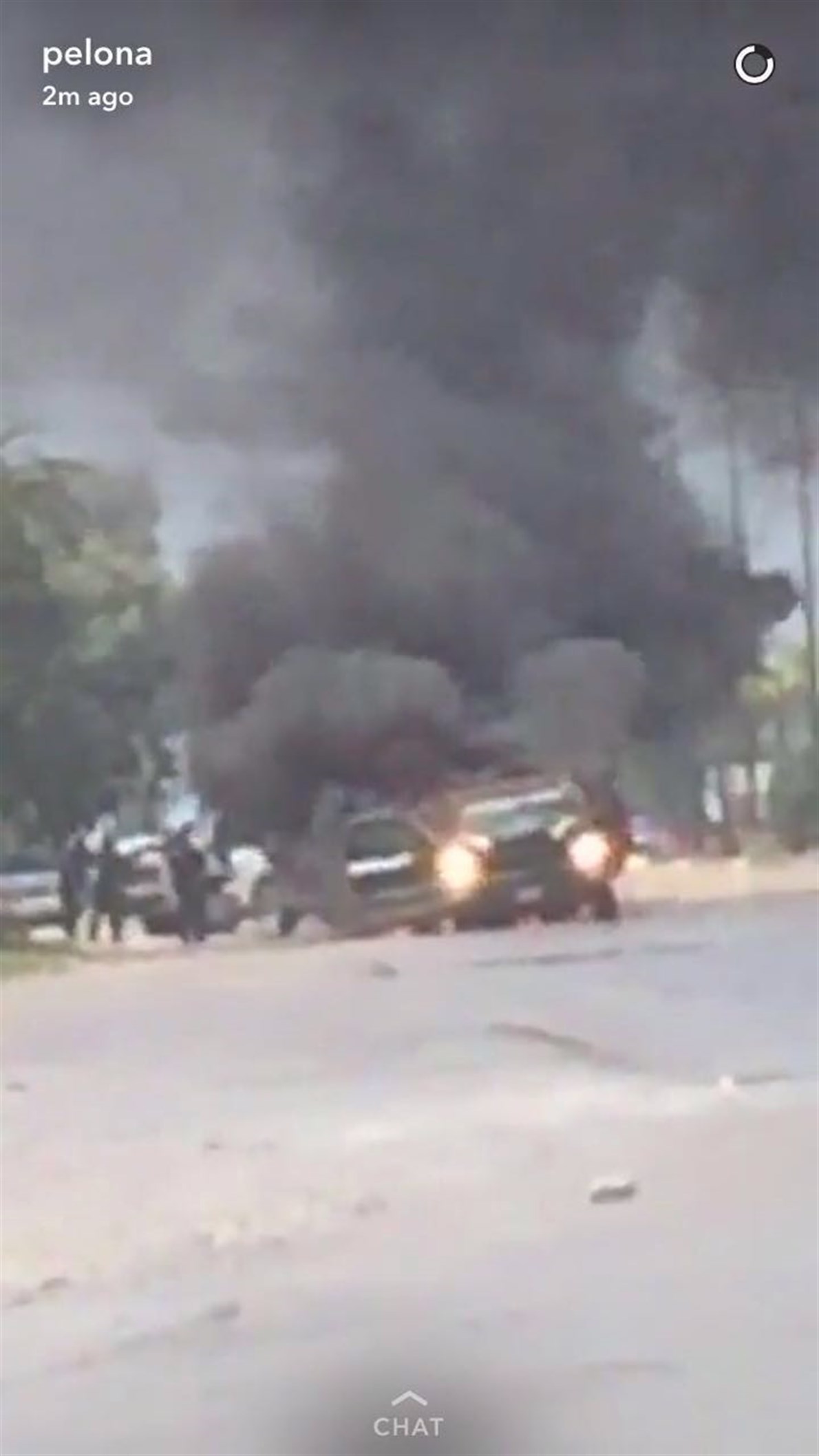 En llamas. Durante el enfrentamiento el grupo armado disparó en repetidas ocasiones contra una patrulla, originándose un incendio debido a contenedores con gasolina que traían en la caja.