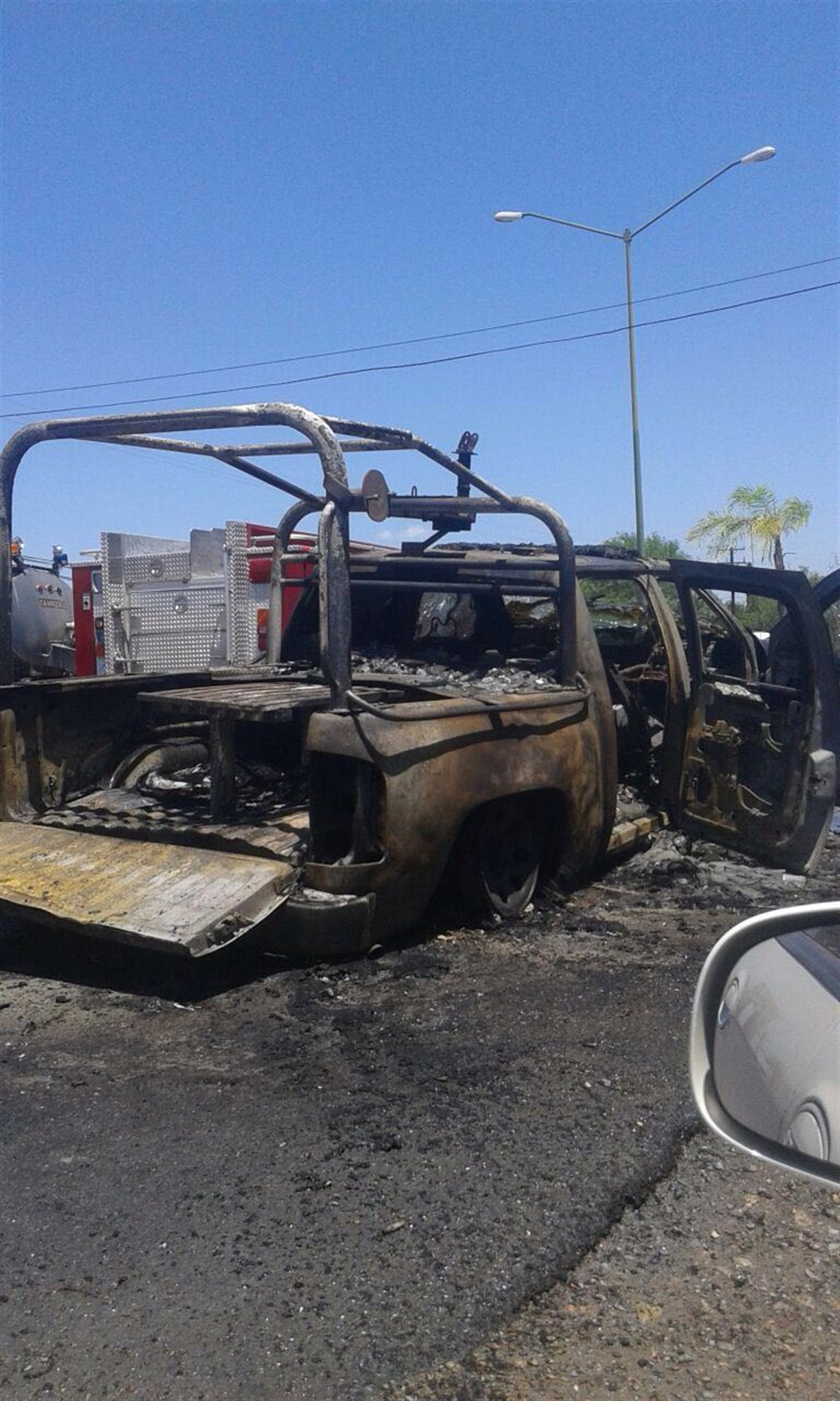 En llamas. Durante el enfrentamiento el grupo armado disparó en repetidas ocasiones contra una patrulla, originándose un incendio debido a contenedores con gasolina que traían en la caja.