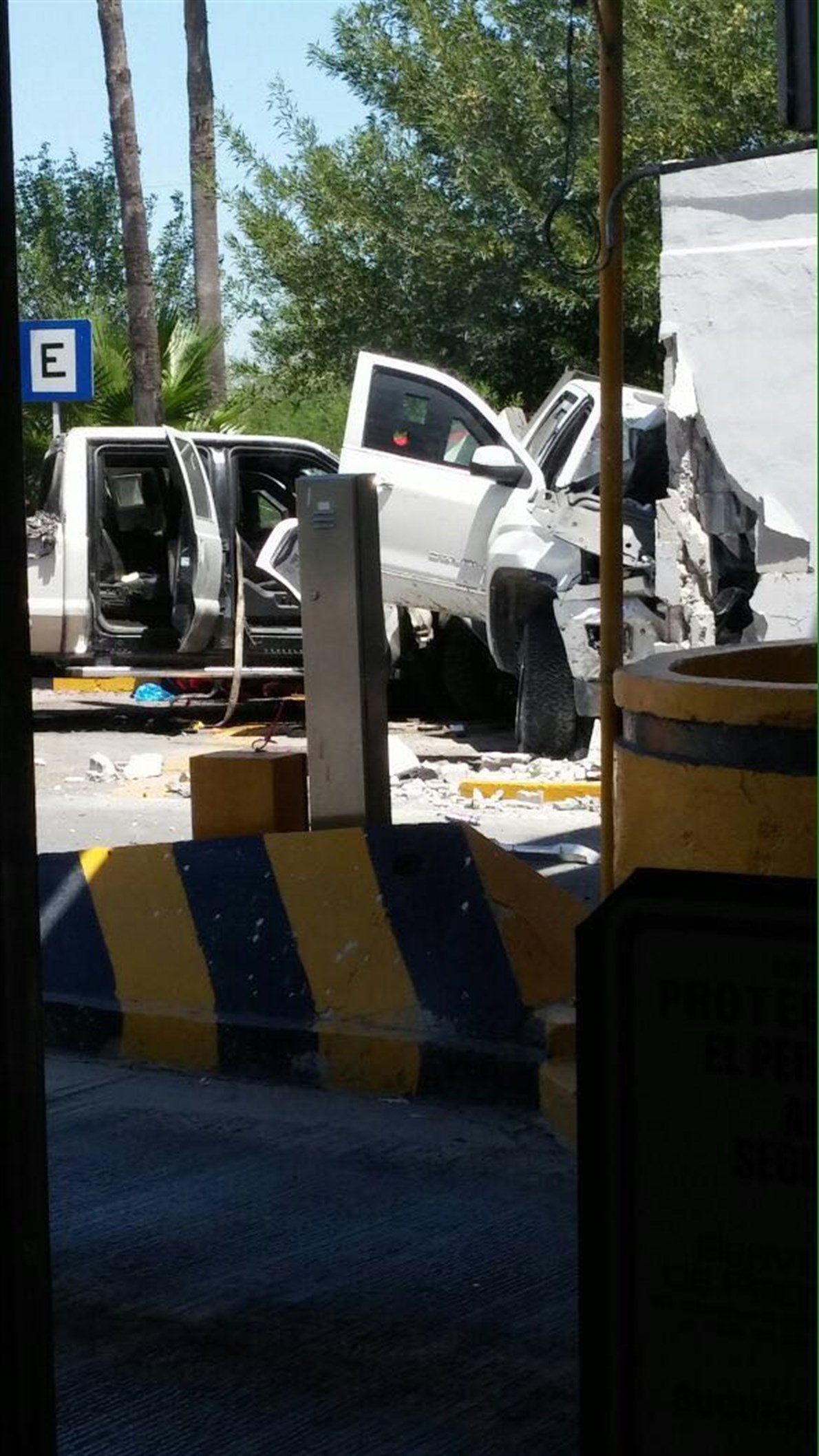 Se impactan. Dos camionetas que eran perseguidas por militares se estrellaron con el muro de la estructura del puente de cuota del río San Juan.