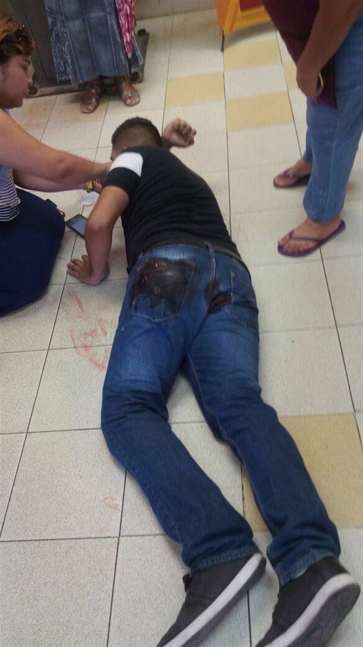 Víctima. Una persona, al parecer inocente y ajeno a los hechos, resultó lesionado en un glúteo, tras recibir una bala perdida cuando se encontraba dentro del establecimiento.