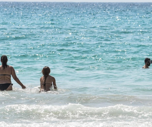 Burkinis y bikinis comparten playa en Líbano Burkinis y bikinis comparten playa en Líbano